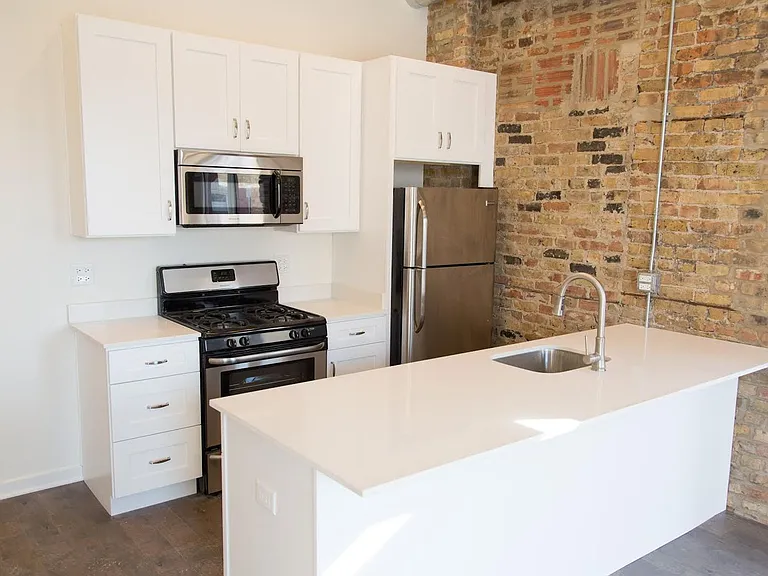 1532 W Chicago Ave — Photo 2