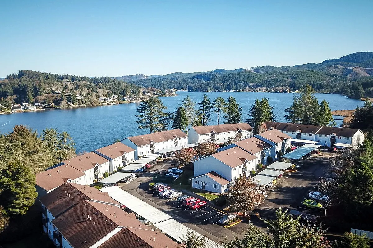 2 bed, 1.0 bath, 876 sqft, $2,000 — Photo 1