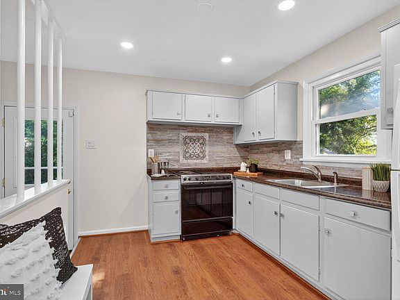 5th image of 6121 Squire Ln