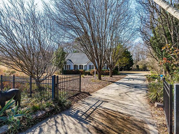 3rd image of 1012 Catsby Cir