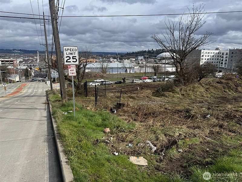 2nd image of 2123 Tacoma Avenue S