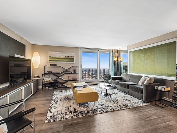 4th image of 6033 N Sheridan Rd APT 39L