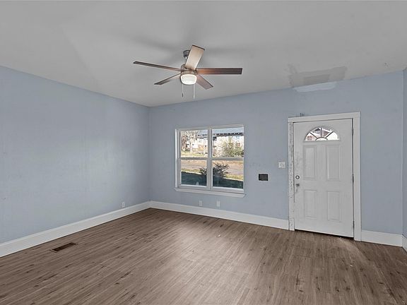 3rd image of 421 Wyandotte St