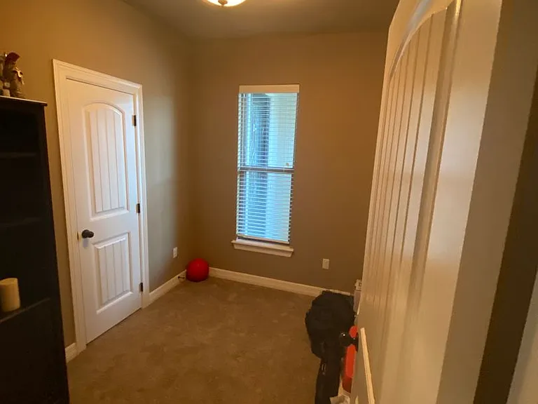 922 Antler Dr — Photo 2