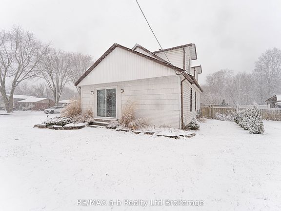 3rd image of 13 Potters Rd N