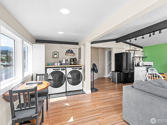 2nd image of 916 Georgiana Street