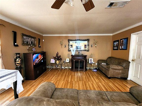 4th image of 824 Salim St
