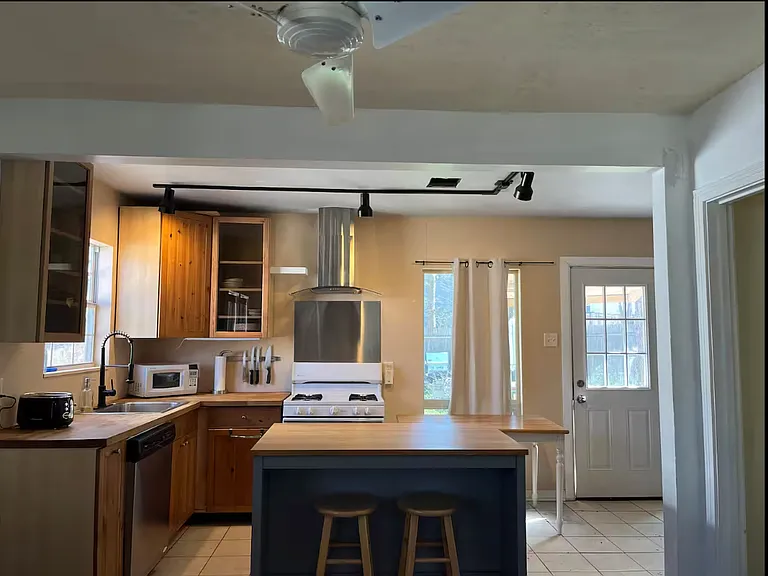 1601 Clifford Ave — Photo 3