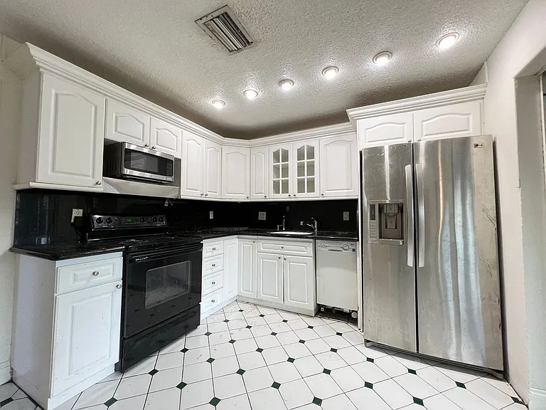 2448 SW 42nd Ter — Photo 6