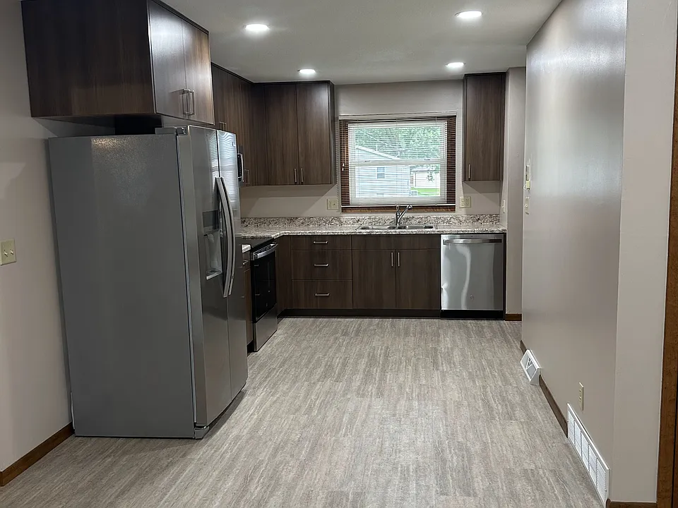 520 W Main St
