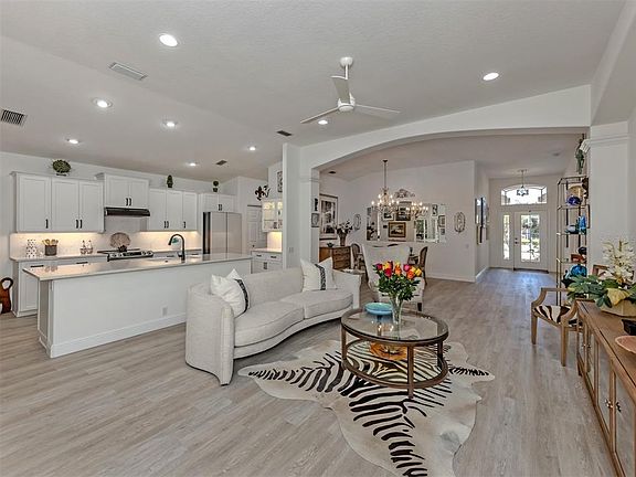 3rd image of 404 Pinewood Lake Dr
