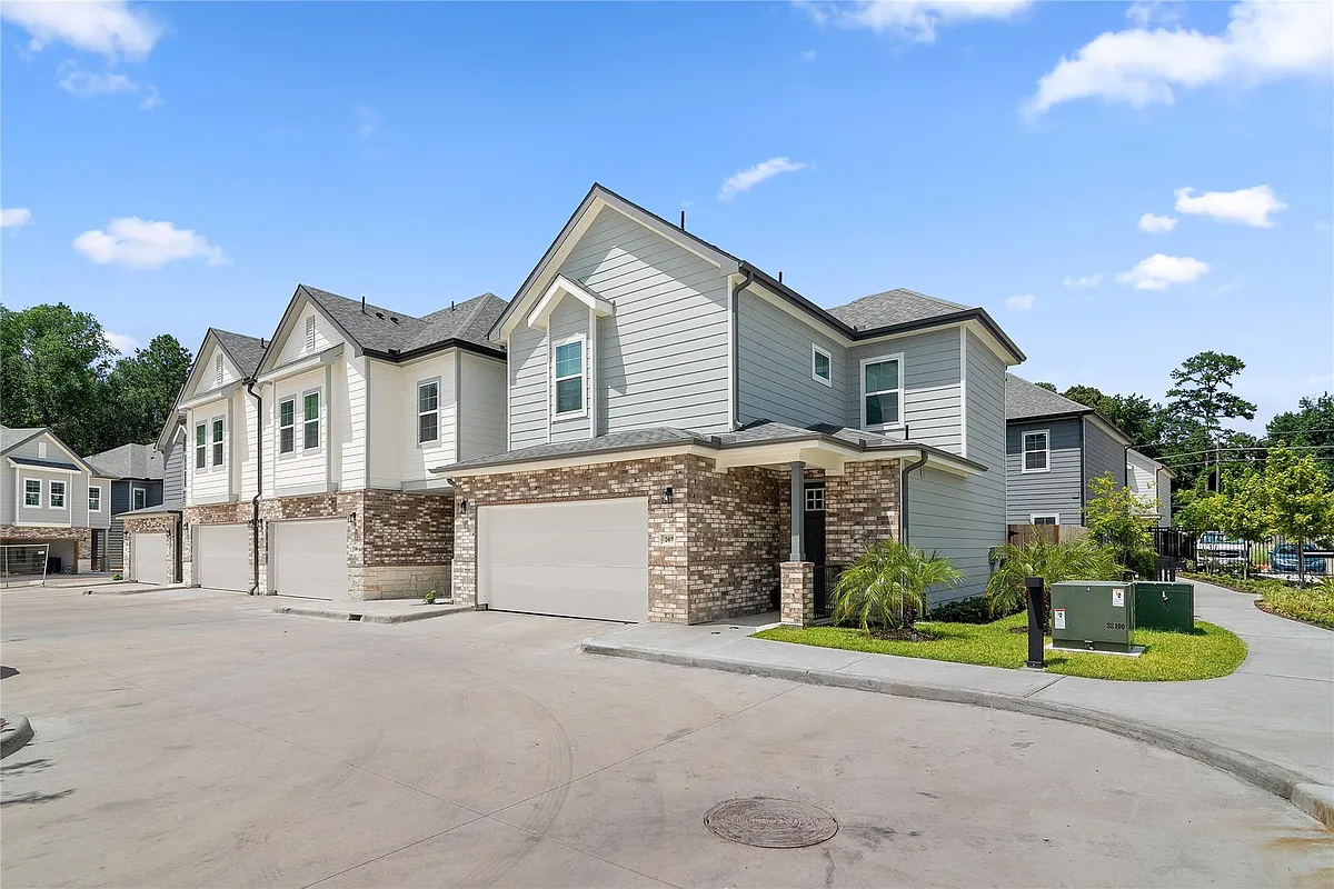 Building Photo - 28325-128 Birnham Woods Dr