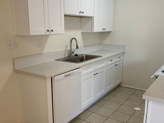 3rd image of 4850 Narragansett Ave APT 9