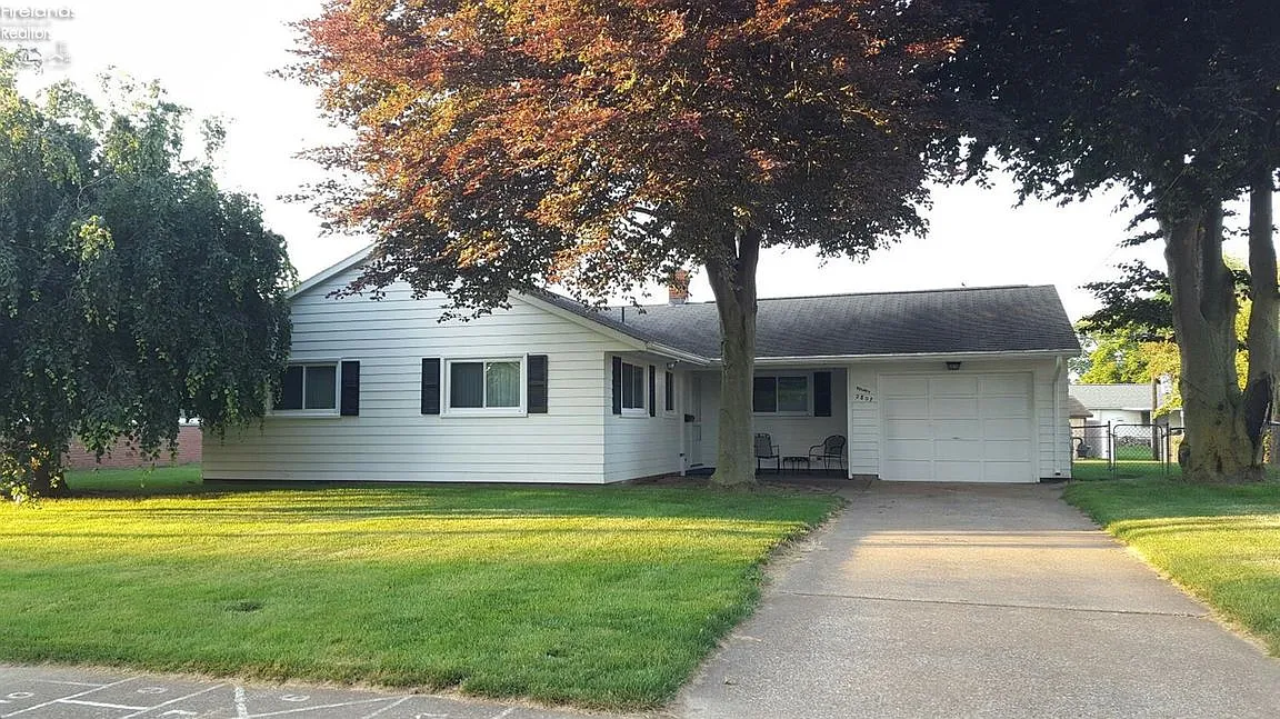 2807 Hinde Ave photo 1