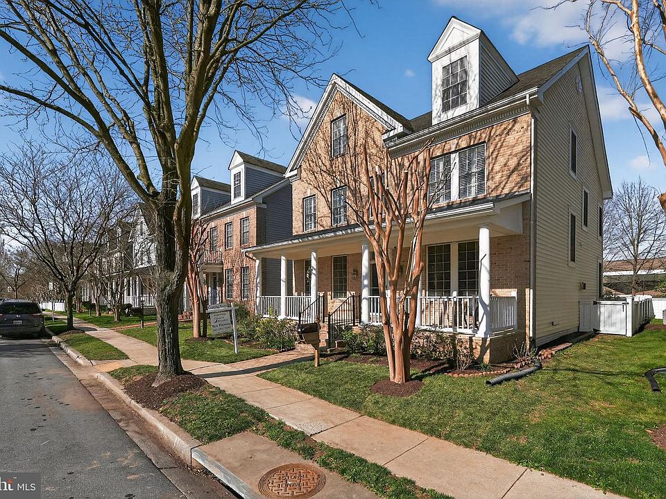 1st image of 809 Royal Cres