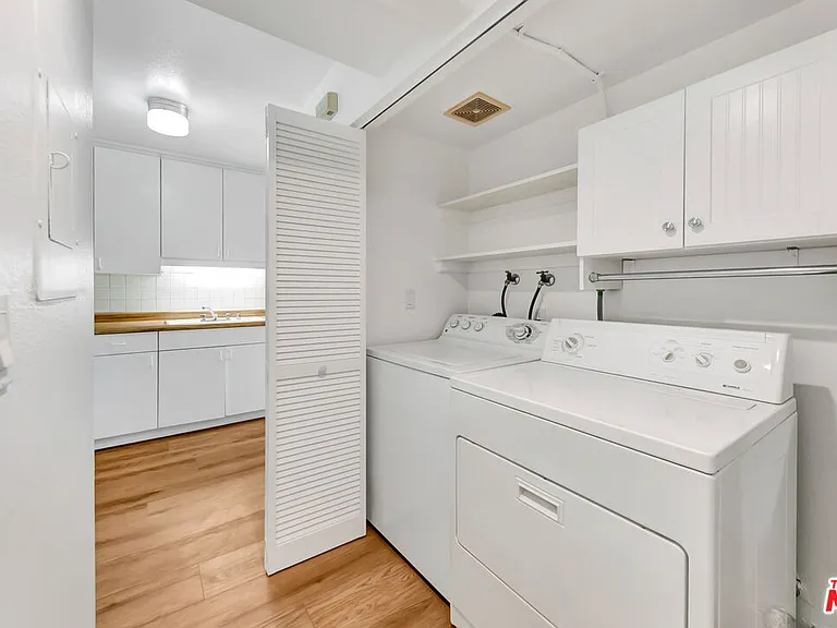 22135 Burbank Blvd #4 — Photo 13