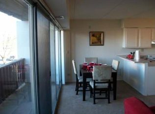 1010 N Knollwood Dr, Schaumburg, IL 60194