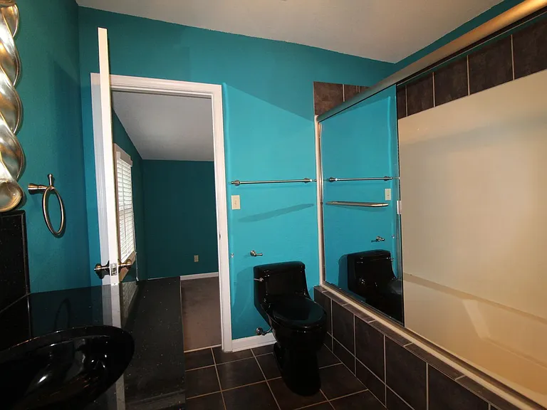 3215 Charlotte St — Photo 30