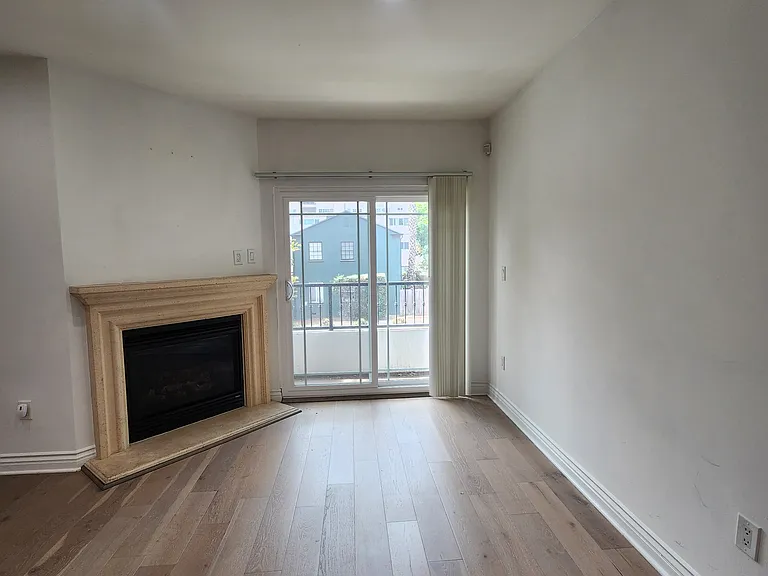 147 S Doheny Dr #102 — Photo 17