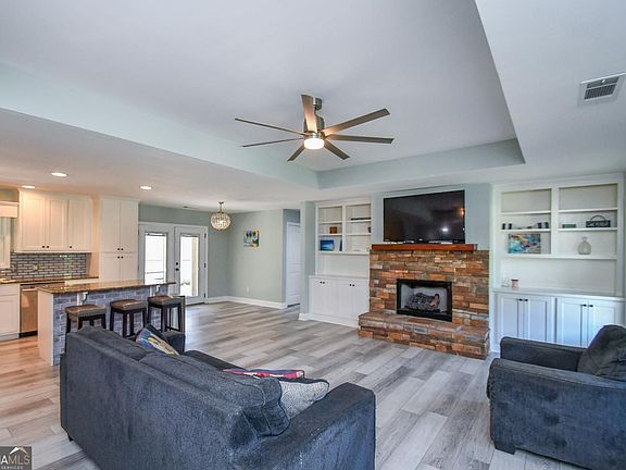 3rd image of 75 Eastgate Dr