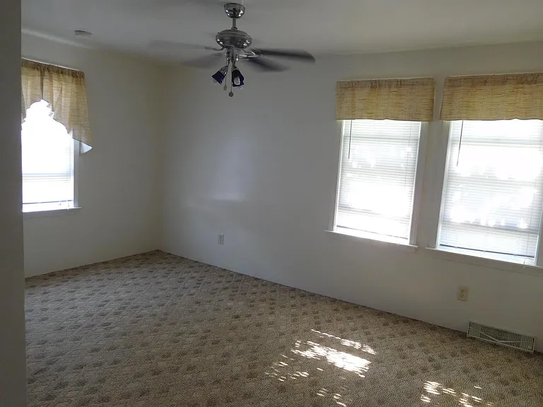 809 Pekin Ave — Photo 5