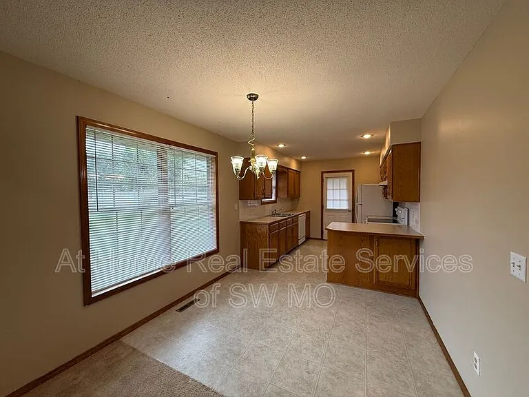 3324A S Leawood Ave — Photo 5
