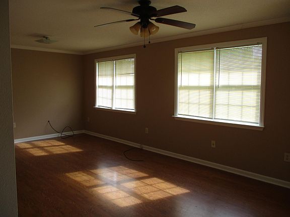 2nd image of 512 Camellia Ave