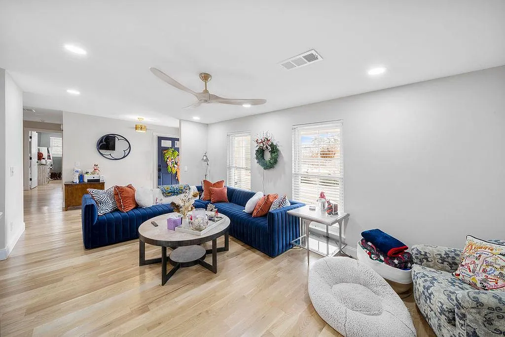 3 bed, 1296 sqft, $2,450 — Photo 4