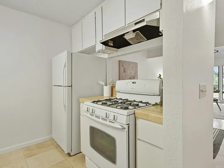 2526 Overhill Ln — Photo 9