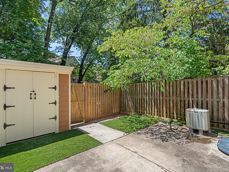 2407 Alsop Ct — Photo 17