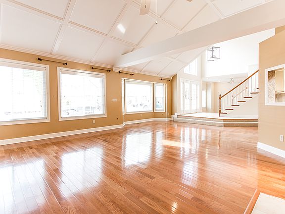 5th image of 2340 Oakwood Way SE