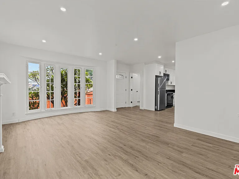 542 N Genesee Ave — Photo 6