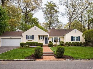 200 Revere Rd, Roslyn Heights, NY 11577