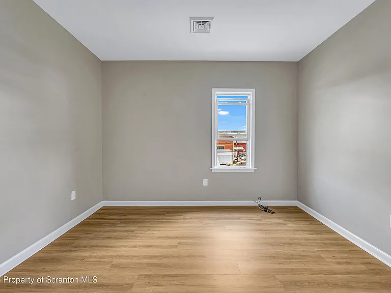 114 E Market St #4 — Photo 13