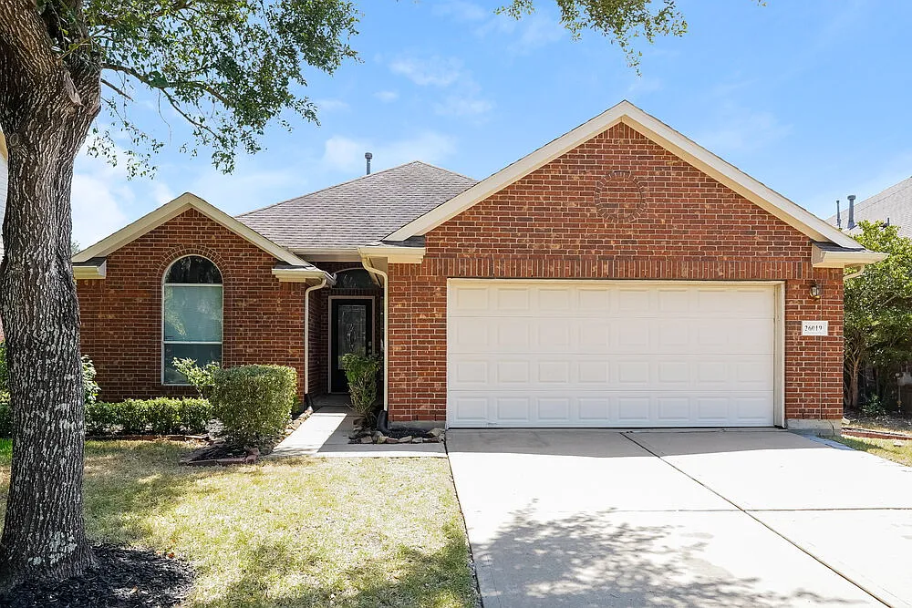3 bed, 2.0 bath, 2118 sqft, $2,335 — Photo 1
