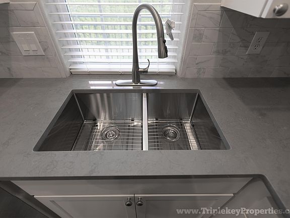 4th image of 864 NE Caden Ave #1