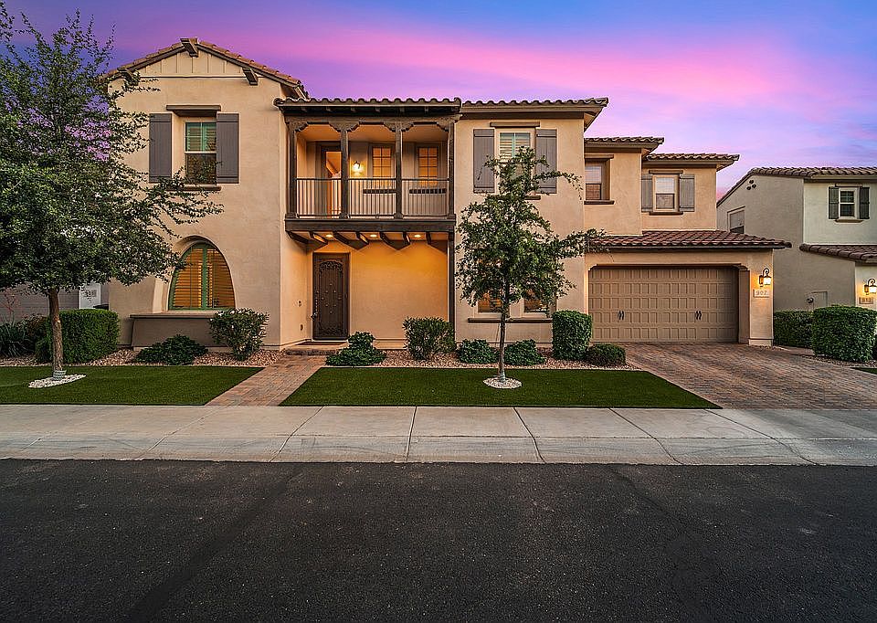1st image of 907 W Yosemite Dr