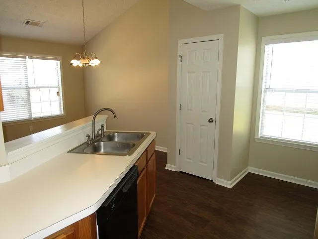 305 Brannans Ct — Photo 6
