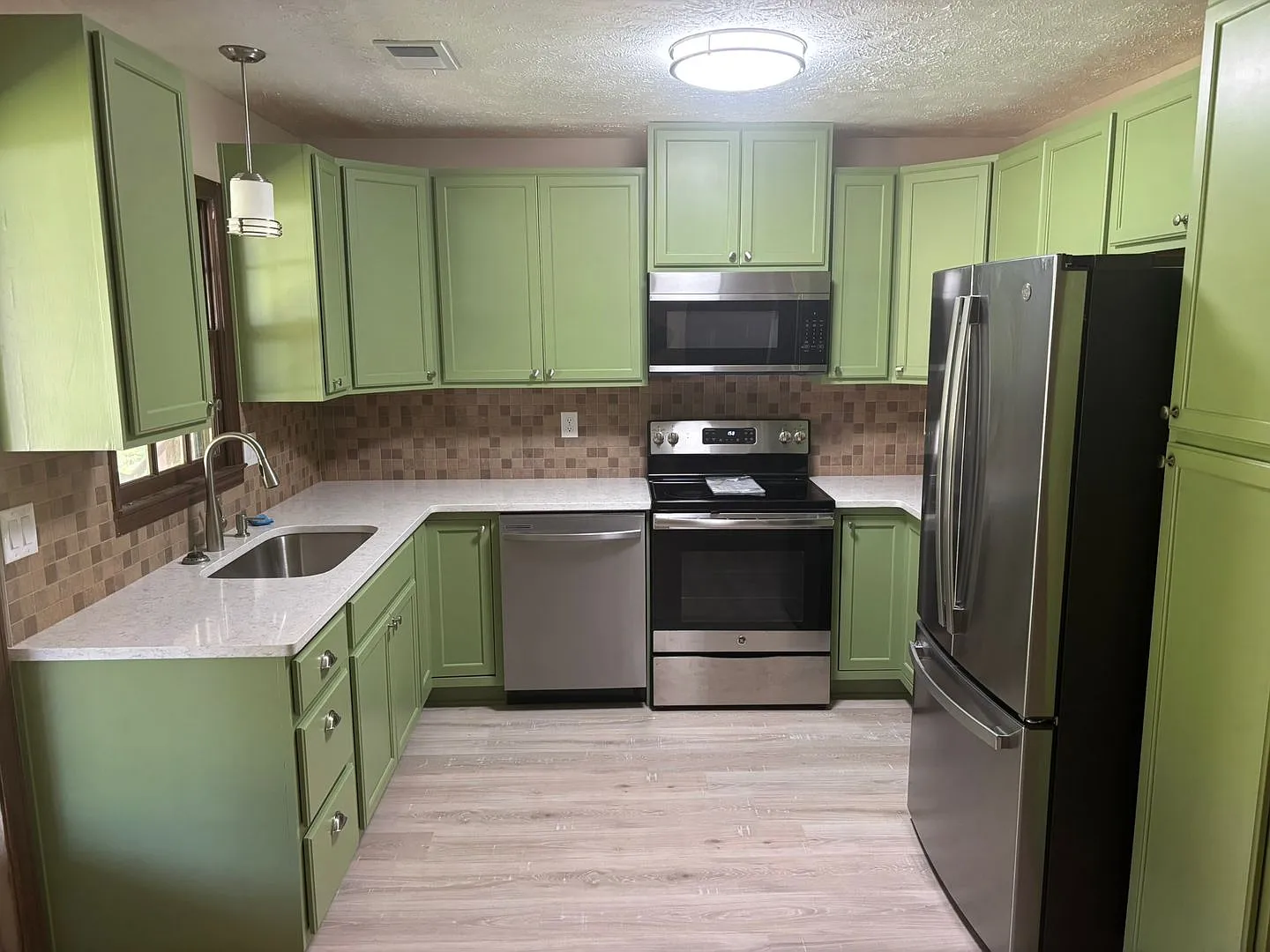 Beautiful Home Located in Fortson — Photo 4