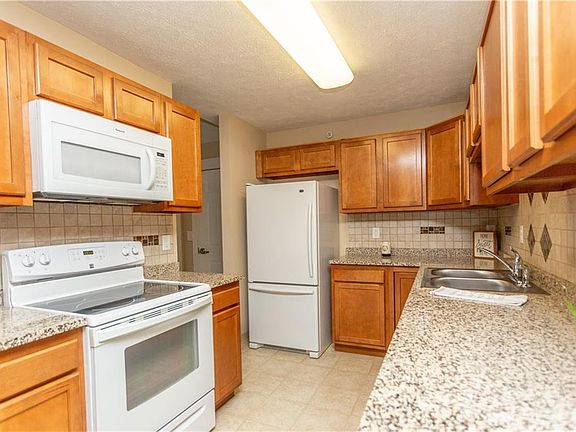 3rd image of 1422 Landrush Way