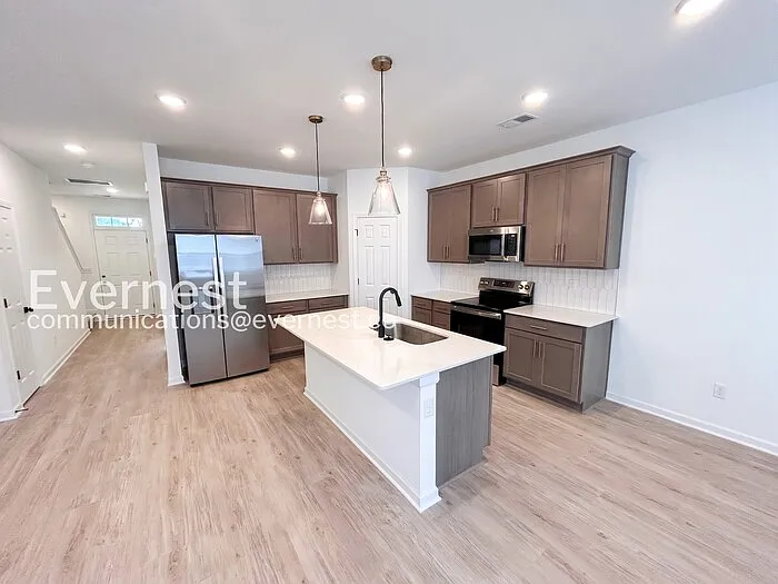 4 bed, 3.0 bath, 1754 sqft, $2,595 — Photo 4