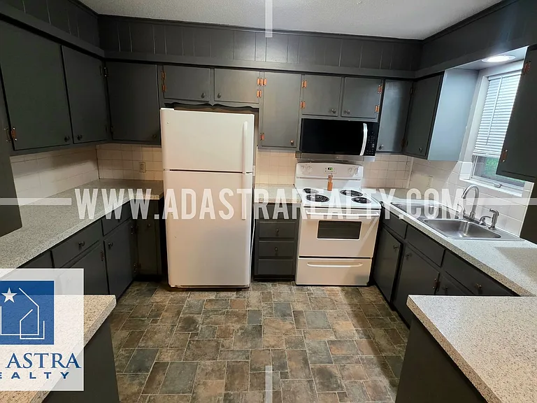 208 Brookside Dr — Photo 4