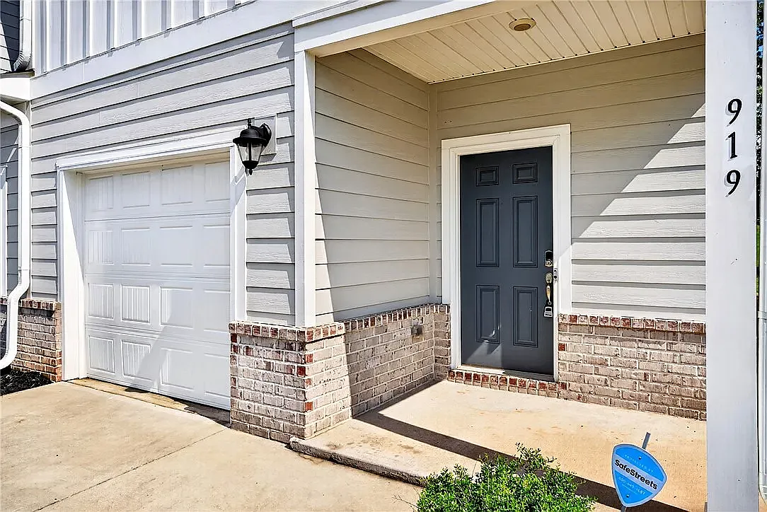 3 bed, 2.5 bath, 1597 sqft, $1,800 — Photo 2