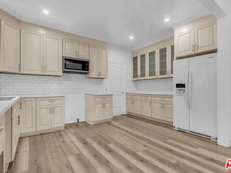 261 W 43rd Pl — Photo 8