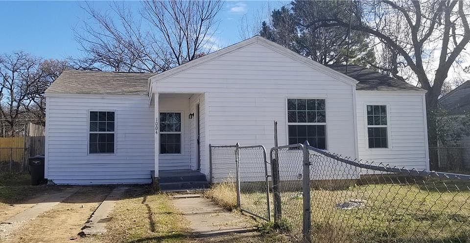 1st image of 1004 Clarence St E