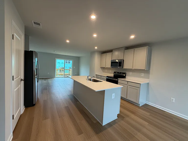 130 Saxon St — Photo 4