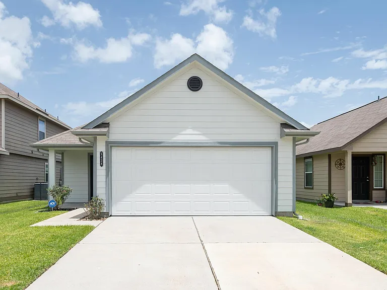 5438 Latta Plantation Dr — Photo 1