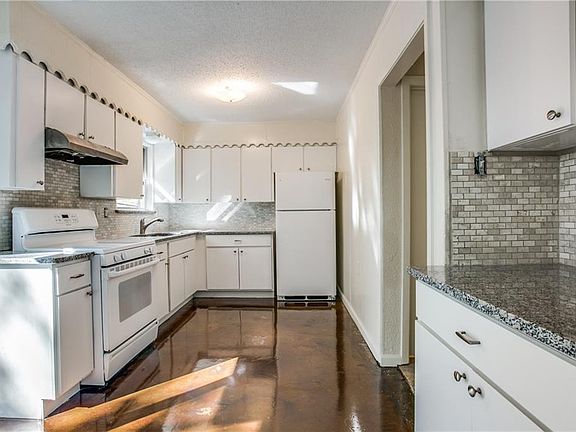 4th image of 1028 Daniels Dr