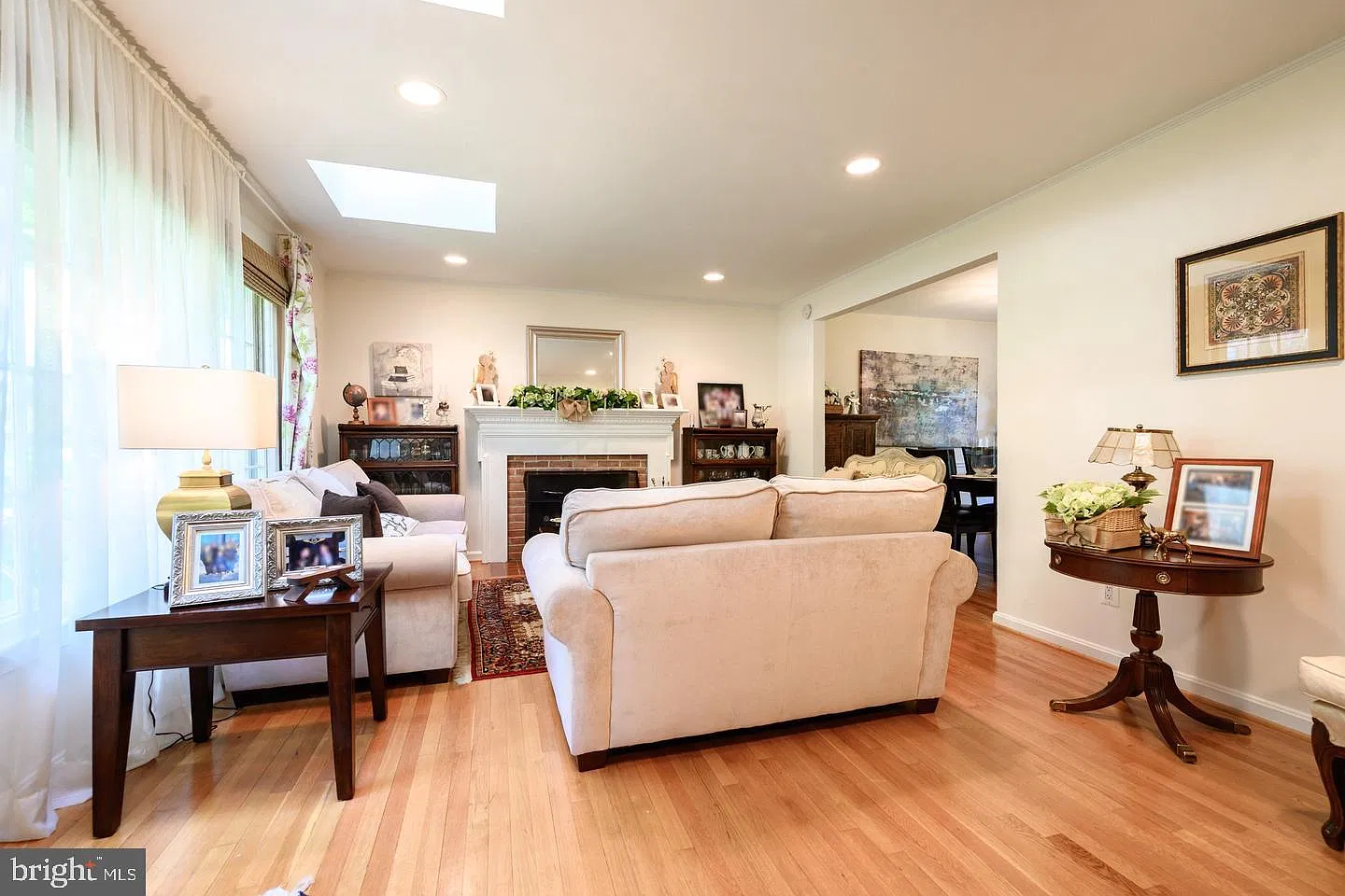 5 bed, 3.0 bath, 3200 sqft, $5,250 — Photo 2
