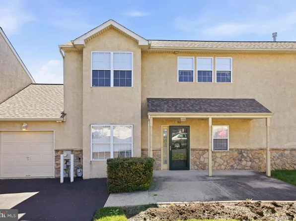 90 Stuart Dr, Norristown, PA 19401